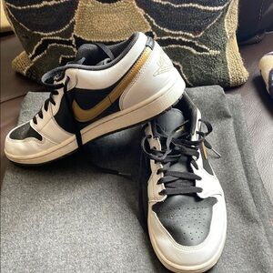 Nike Air Jordan’s Metallic Gold Swoosh Size 11.5